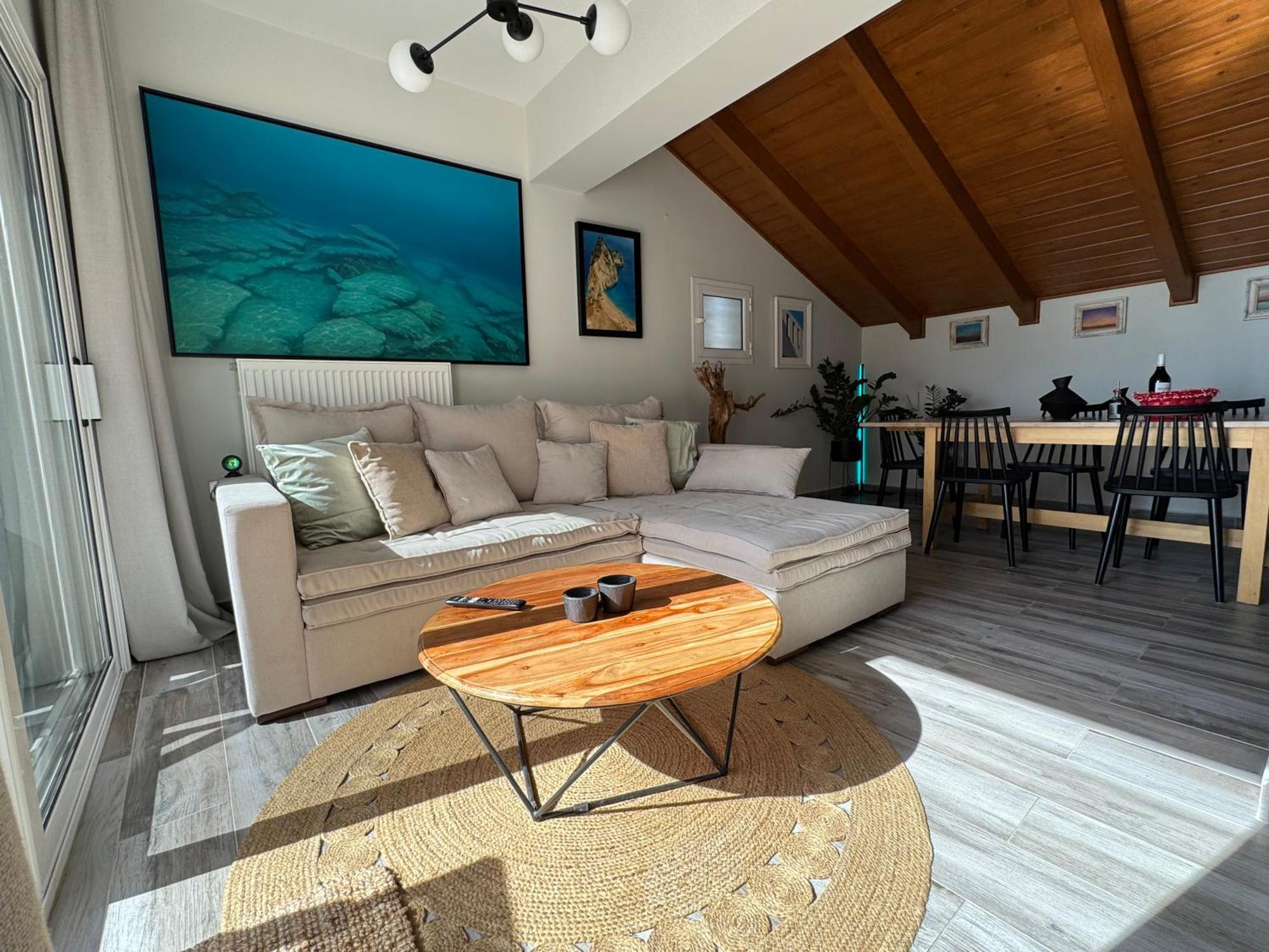Arty Loft With Sea & Views Lejlighed