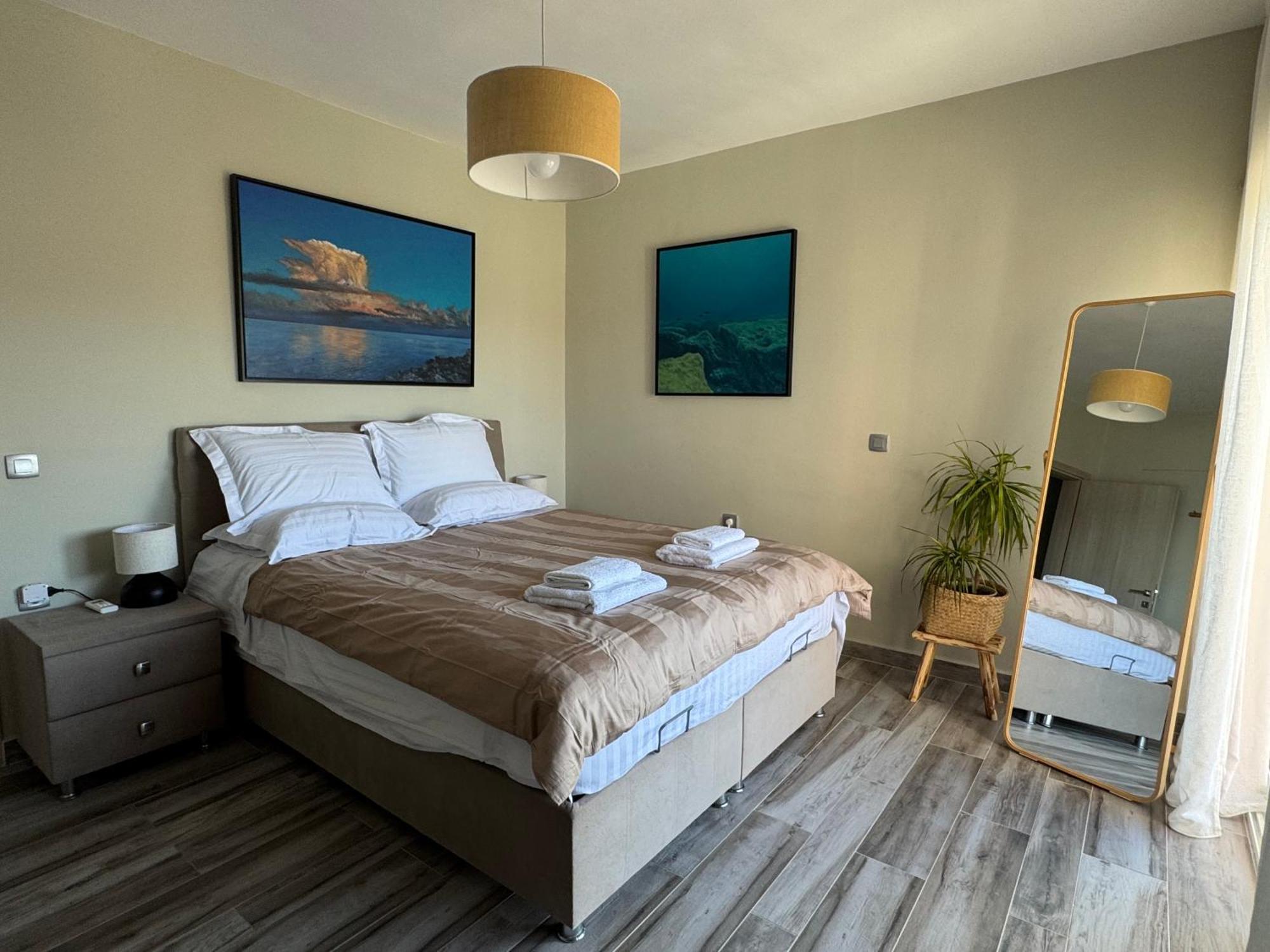 Arty Loft With Sea & Views Lejlighed